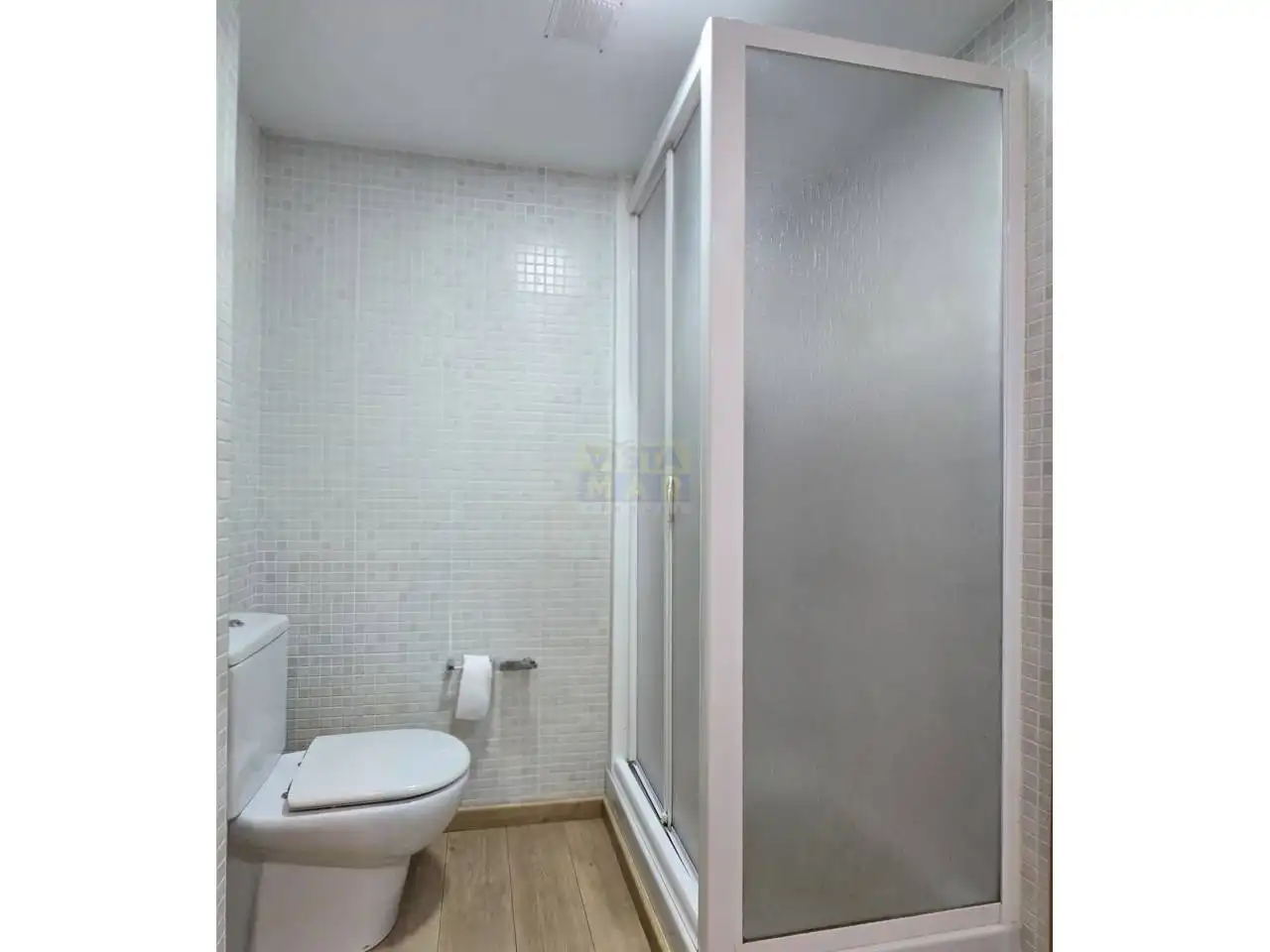Baño de Casa adosada en venta en Vilanova i la Geltrú con Aire acondicionado, Calefacción y Jardín privado