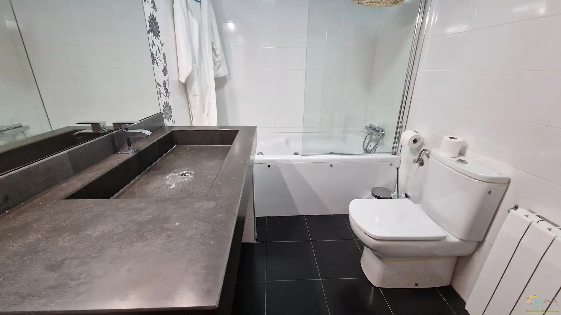 Badezimmer von Einfamilien-Reihenhaus zum Verkauf in Diezma mit Klimaanlage, Heizung und Privatgarten