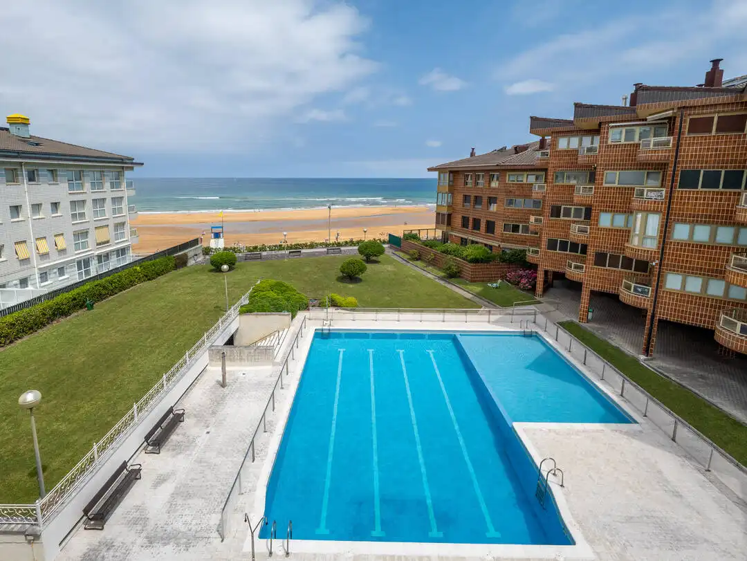 Schwimmbecken von Wohnung zum Verkauf in Zarautz mit Heizung, Privatgarten und Terrasse