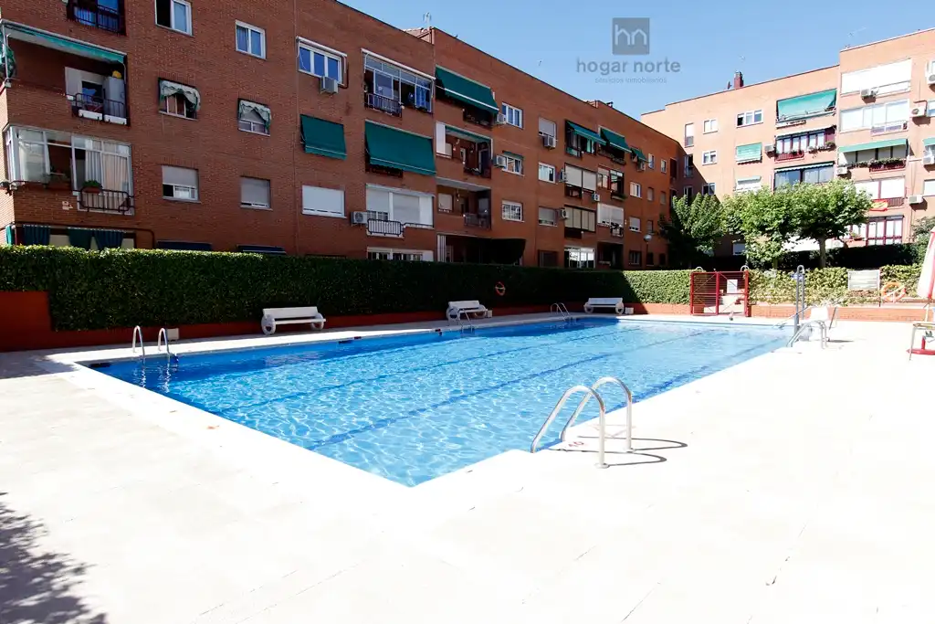 Swimming pool of Flat for sale in Alcobendas  with Heating, Terrace and Community pool