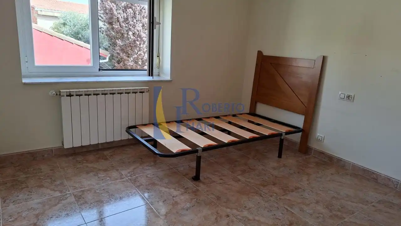 Dormitori de Casa o xalet en venda en Toral de los Guzmanes amb Calefacció i Jardí privat