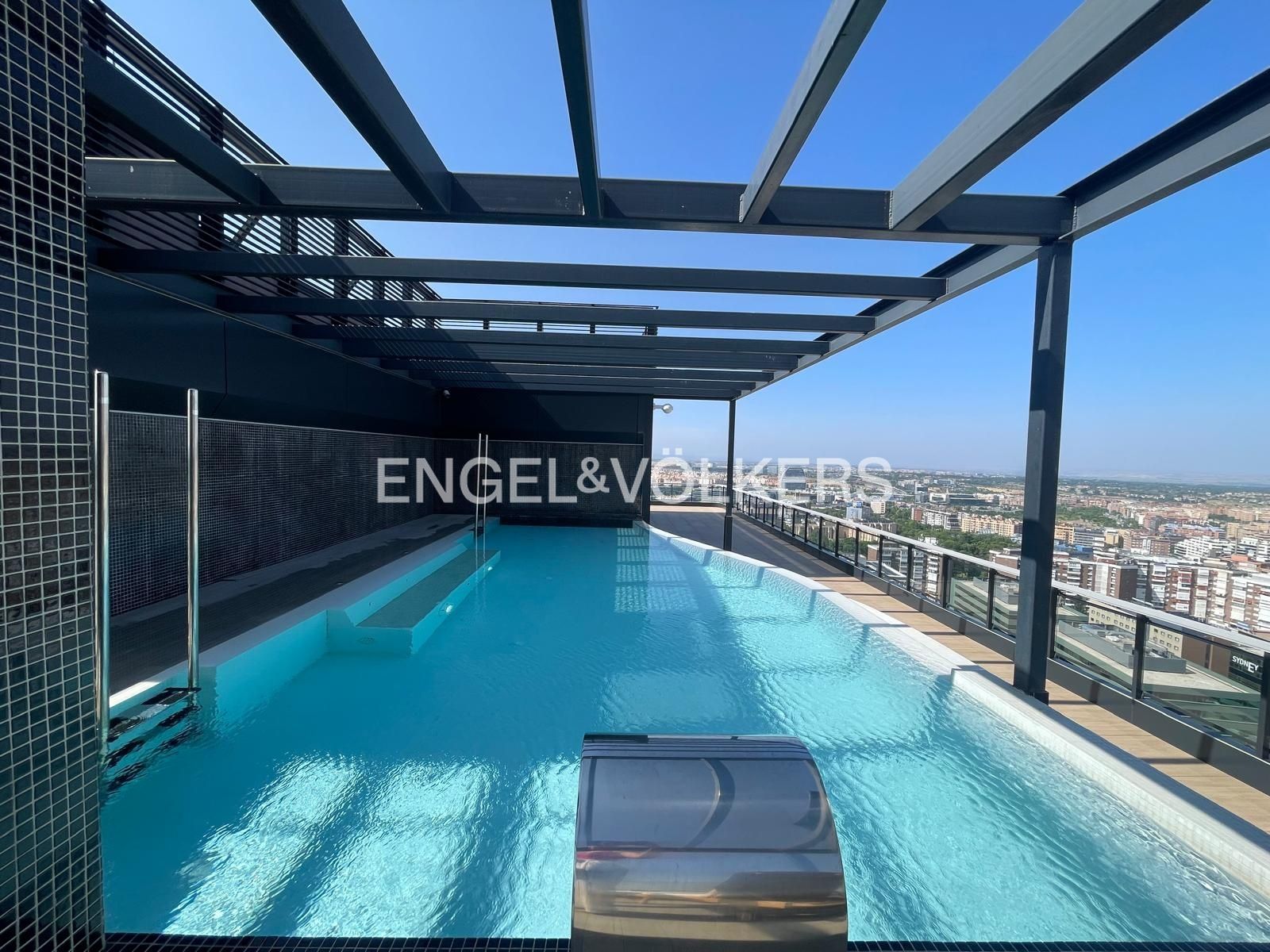 Piscina de Apartament de lloguer en  Madrid Capital amb Aire condicionat, Calefacció i Jardí privat
