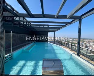 Swimming pool of Apartment to rent in  Madrid Capital  with Air Conditioner, Heating and Private garden