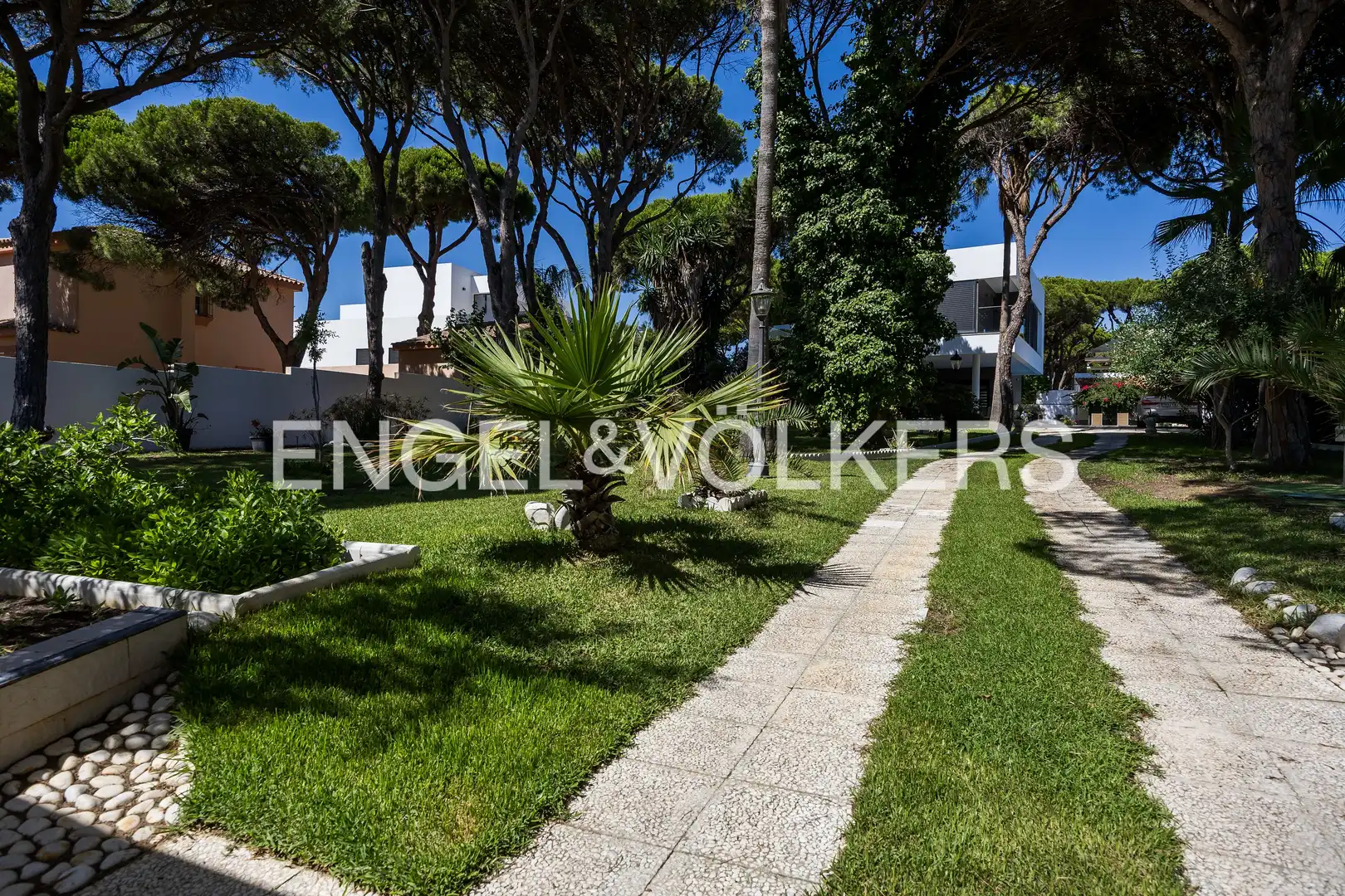 Vista exterior de Casa o xalet en venda en Chiclana de la Frontera amb Aire condicionat, Calefacció i Jardí privat