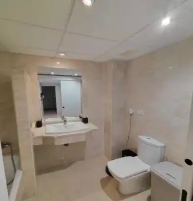 Baño de Apartamento en venta en Marbella con Aire acondicionado, Calefacción y Terraza