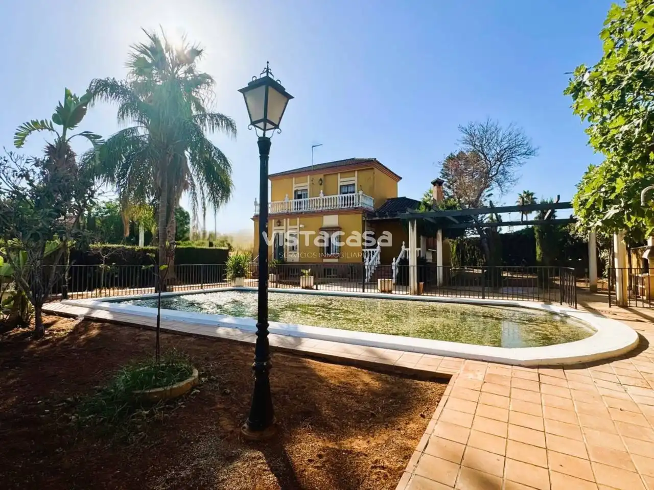 Vista exterior de Casa o xalet en venda en Mairena del Alcor amb Aire condicionat, Calefacció i Jardí privat