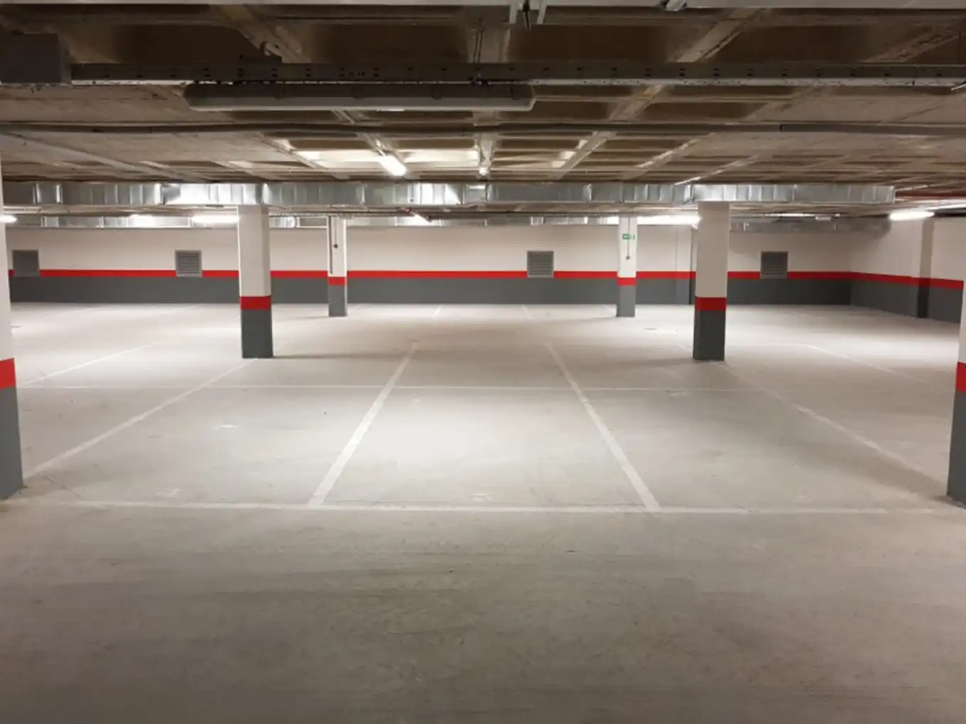 Parkplatz von Garage zur Miete in Madrid mit Alarm