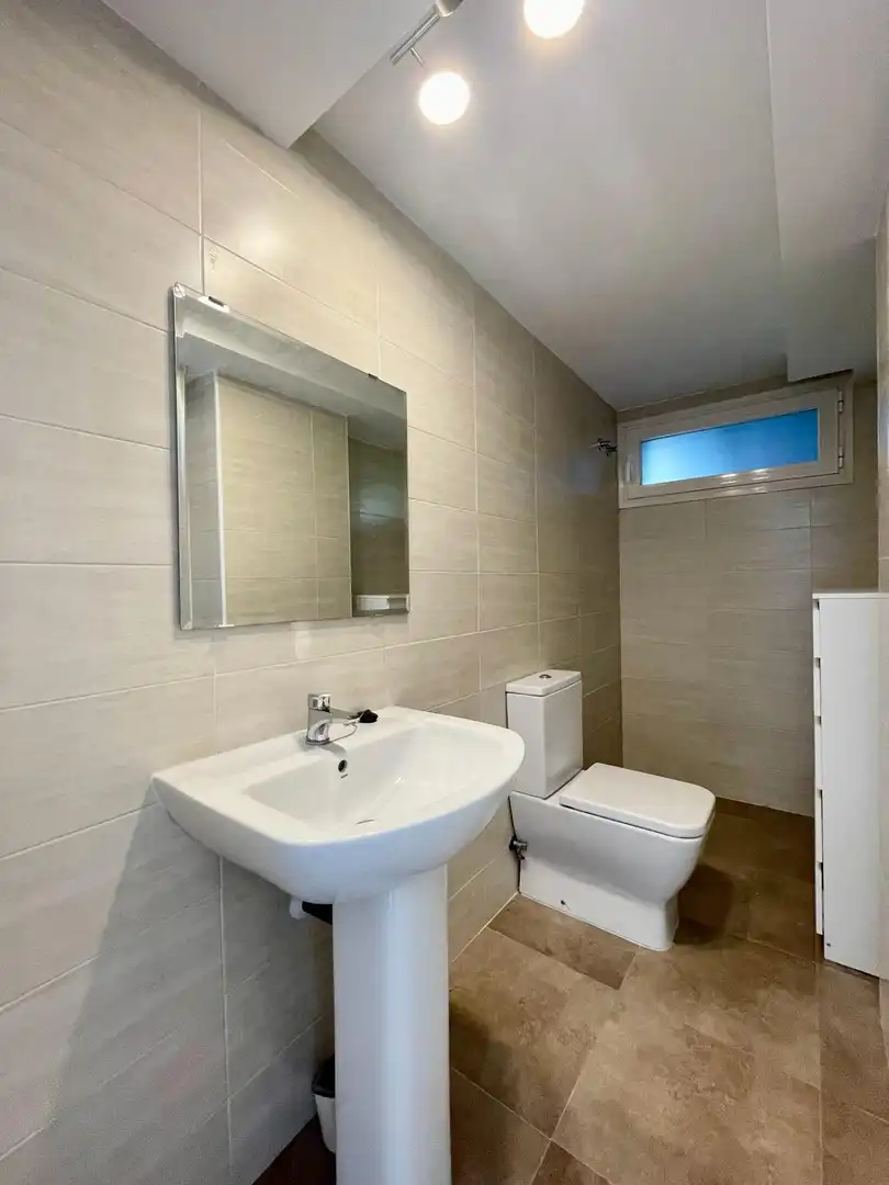 Baño de Casa adosada de alquiler en Majadahonda con Aire acondicionado, Calefacción y Jardín privado