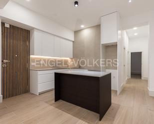 Cuina de Apartament de lloguer en  Valencia Capital amb Aire condicionat