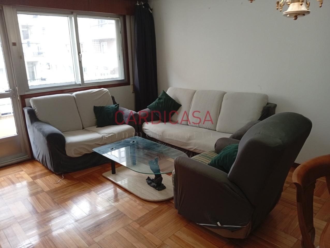 Sala d'estar de Pis de lloguer en Vigo  amb Calefacció, Parquet i Terrassa