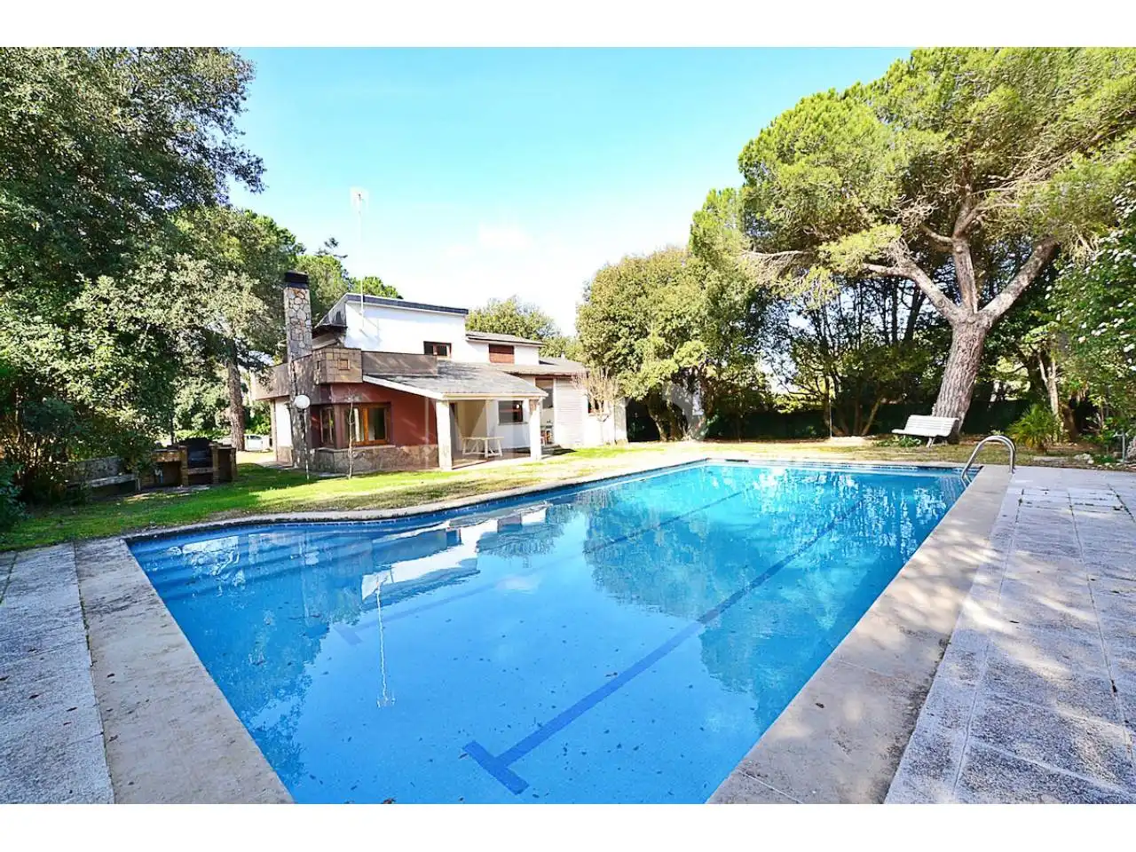 Schwimmbecken von Haus oder Chalet zur Miete in Seva mit Heizung, Privatgarten und Terrasse