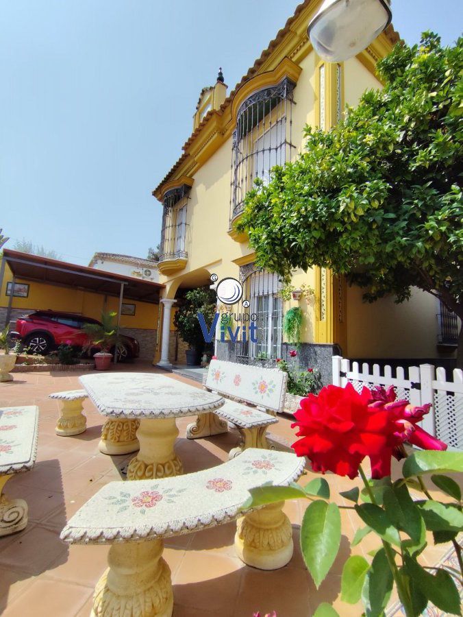 Exterior view of House or chalet for sale in Alcalá de Guadaira  with Terrace, Storage room and Swimming Pool