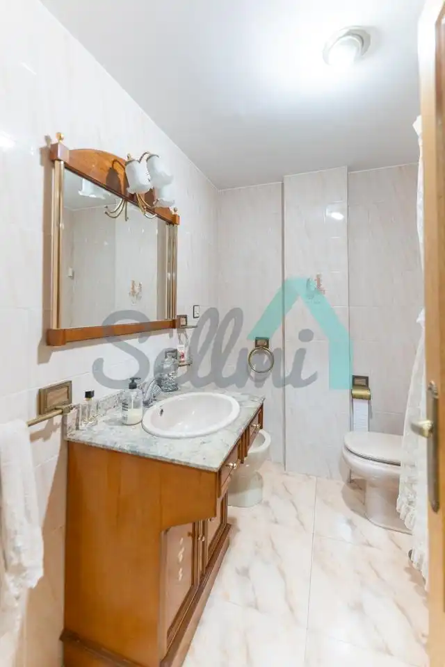 Baño de Piso de alquiler en Oviedo  con Calefacción, Parquet y Terraza