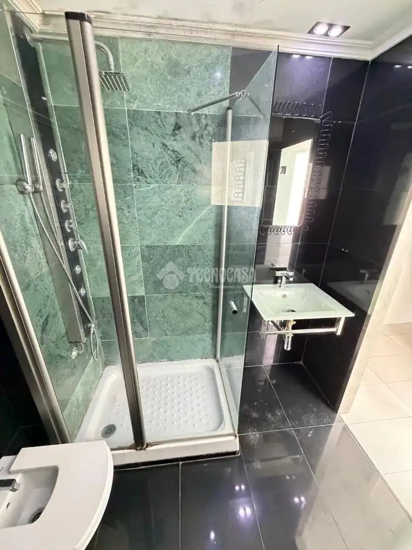 Bathroom of Flat for sale in Sevilla  with Air Conditioner