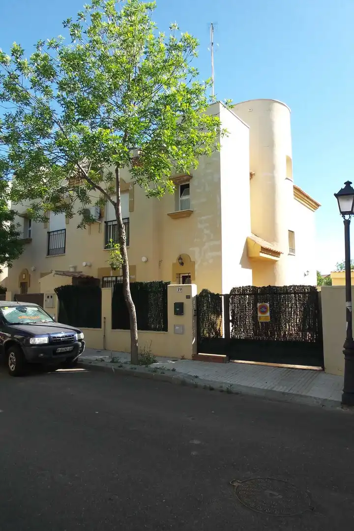 Casa adosada en venta en C/ Alhondigas, Zona Universitaria