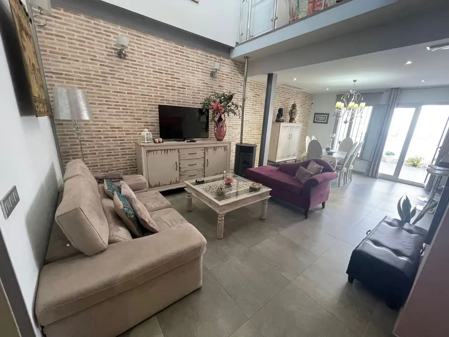 Sala d'estar de Casa o xalet en venda en La Rinconada amb Aire condicionat