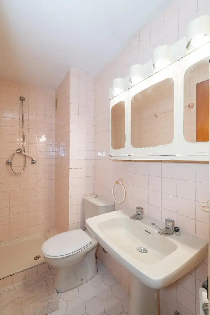 Baño de Piso en venta en Girona con Aire acondicionado, Calefacción y Balcón