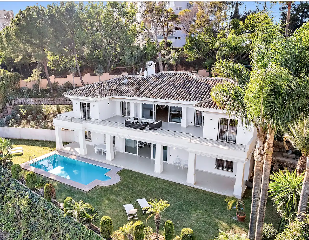 Außenansicht von Haus oder Chalet zum Verkauf in Marbella mit Klimaanlage, Privatgarten und Terrasse