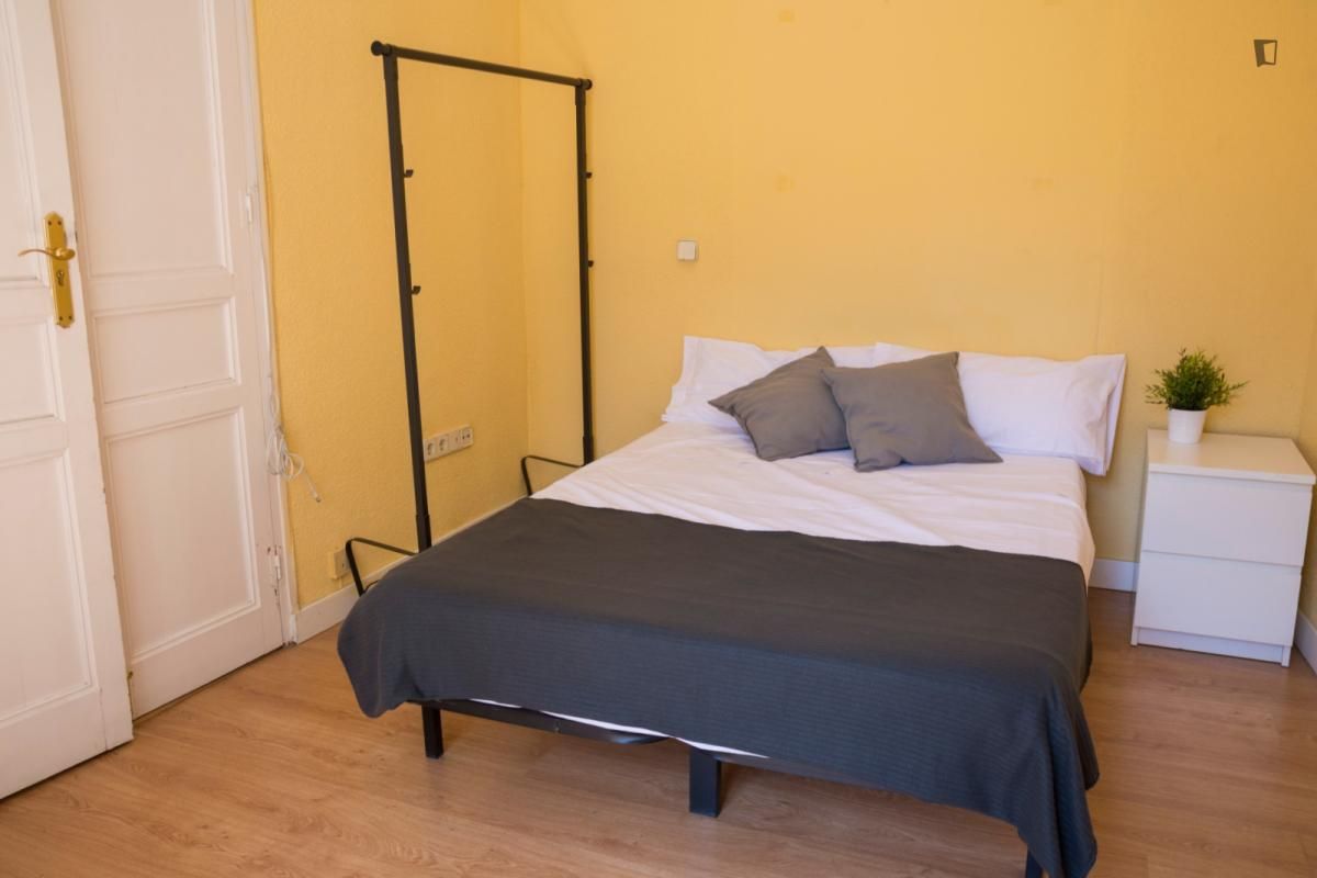 Dormitori de Apartament per a compartir en  Madrid Capital amb Moblat, Forn i Rentadora