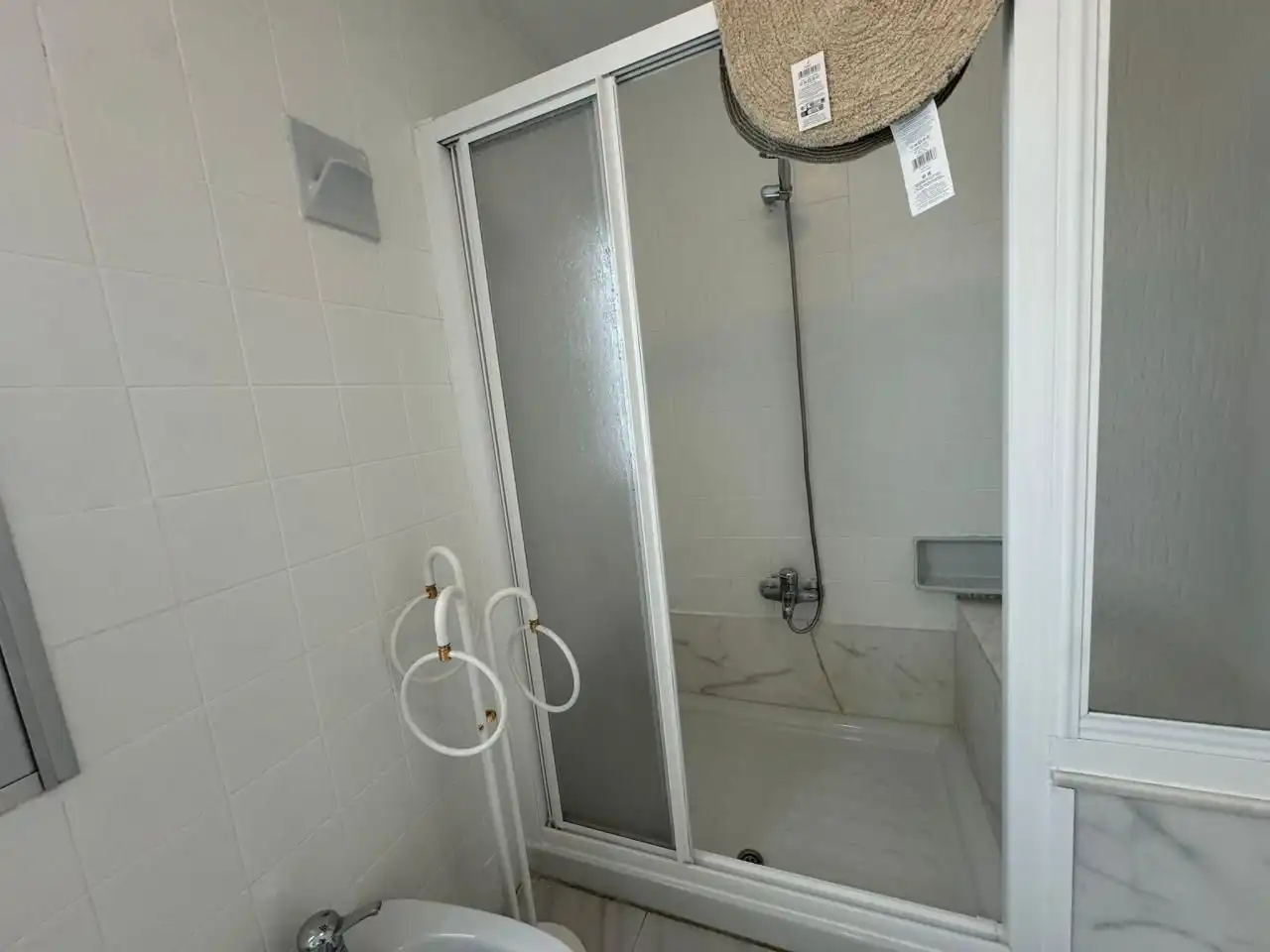 Bathroom of Flat for share in Ourense Capital   with Heating, Parquet flooring and Furnished