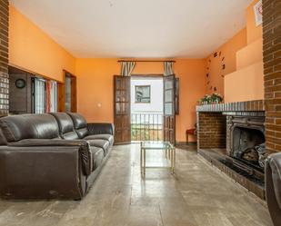 Sala d'estar de Casa o xalet en venda en Calicasas amb Terrassa i Balcó