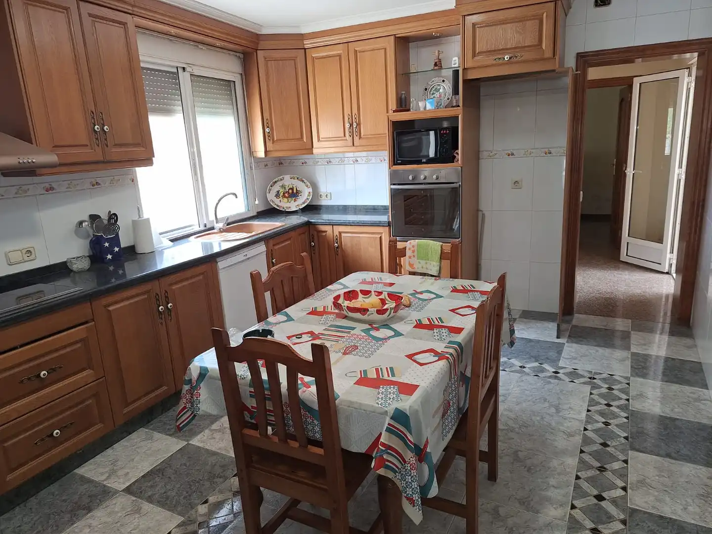 Cuina de Casa o xalet en venda en Alicante / Alacant amb Jardí privat, Terrassa i Traster