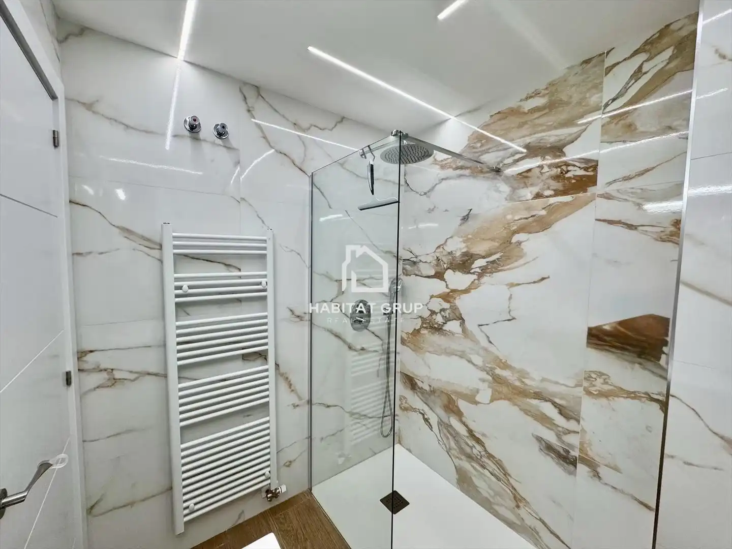 Bathroom of Flat for sale in Girona  with Air Conditioner, Heating and Private garden