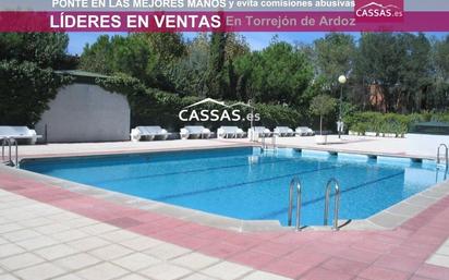Swimming pool of Flat for sale in Torrejón de Ardoz  with Air Conditioner, Heating and Storage room