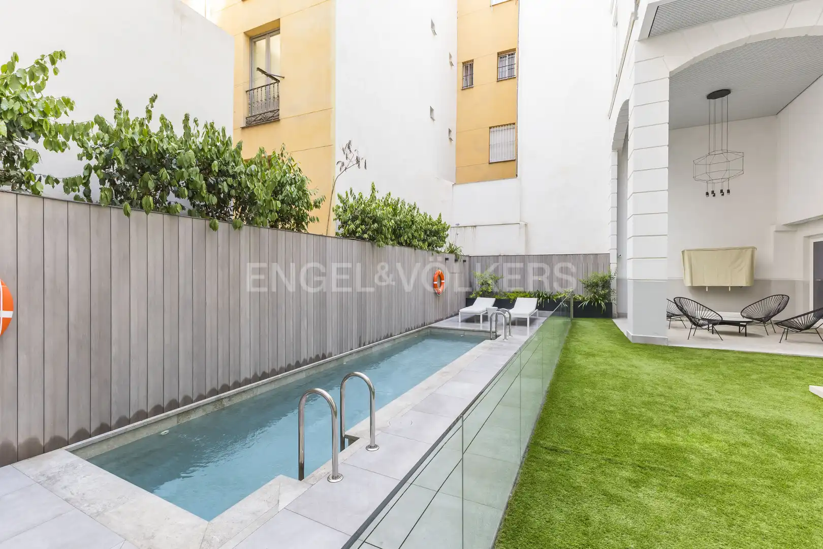 Piscina de Pis de lloguer en Madrid amb Aire condicionat, Calefacció i Jardí privat