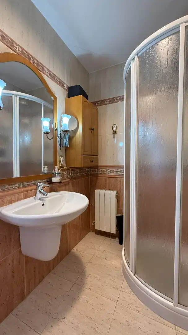 Baño de Casa adosada en venta en Villa del Prado con Aire acondicionado y Terraza