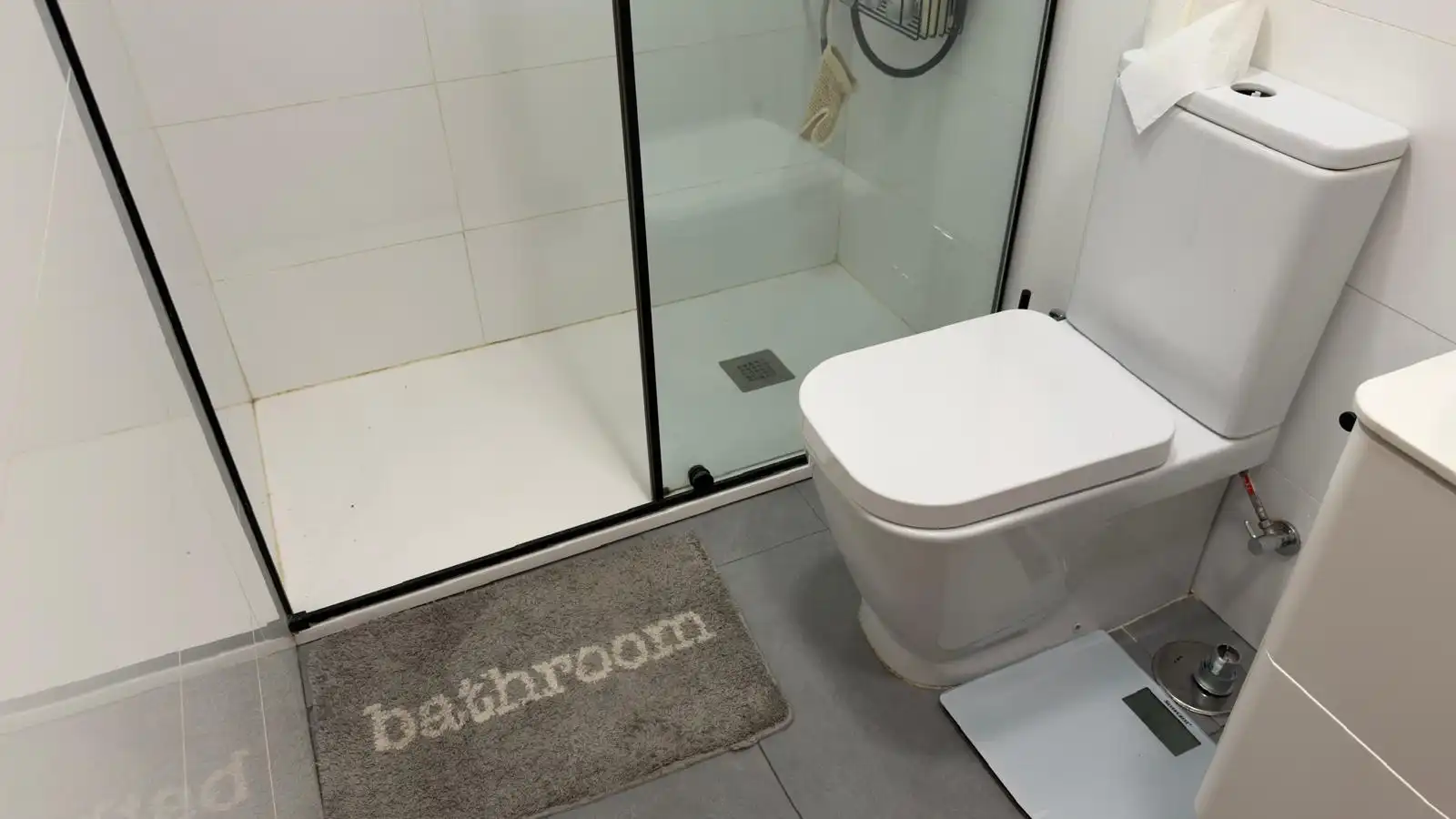 Bany de Pis de lloguer en Granada amb Aire condicionat, Calefacció i Moblat