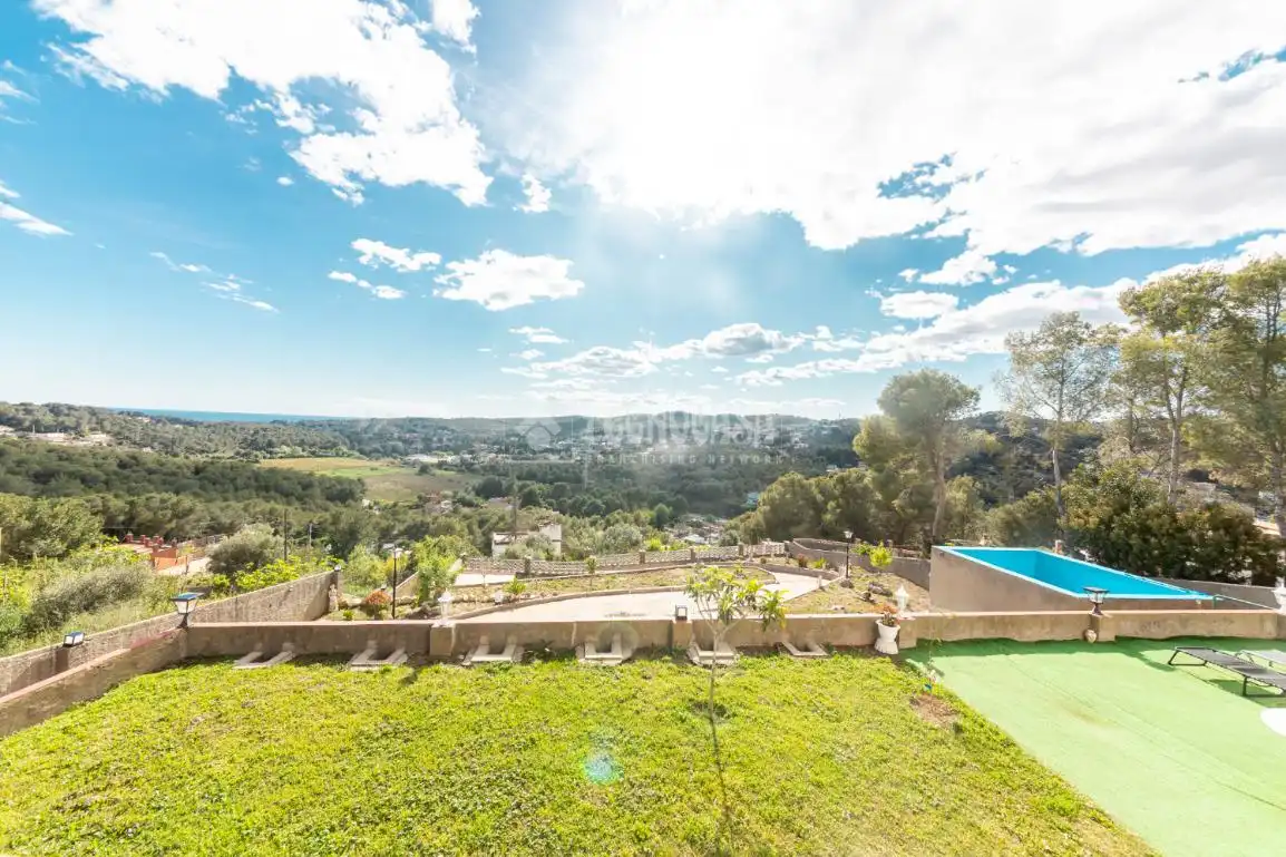 Jardí de Casa o xalet en venda en Cubelles amb Calefacció i Piscina