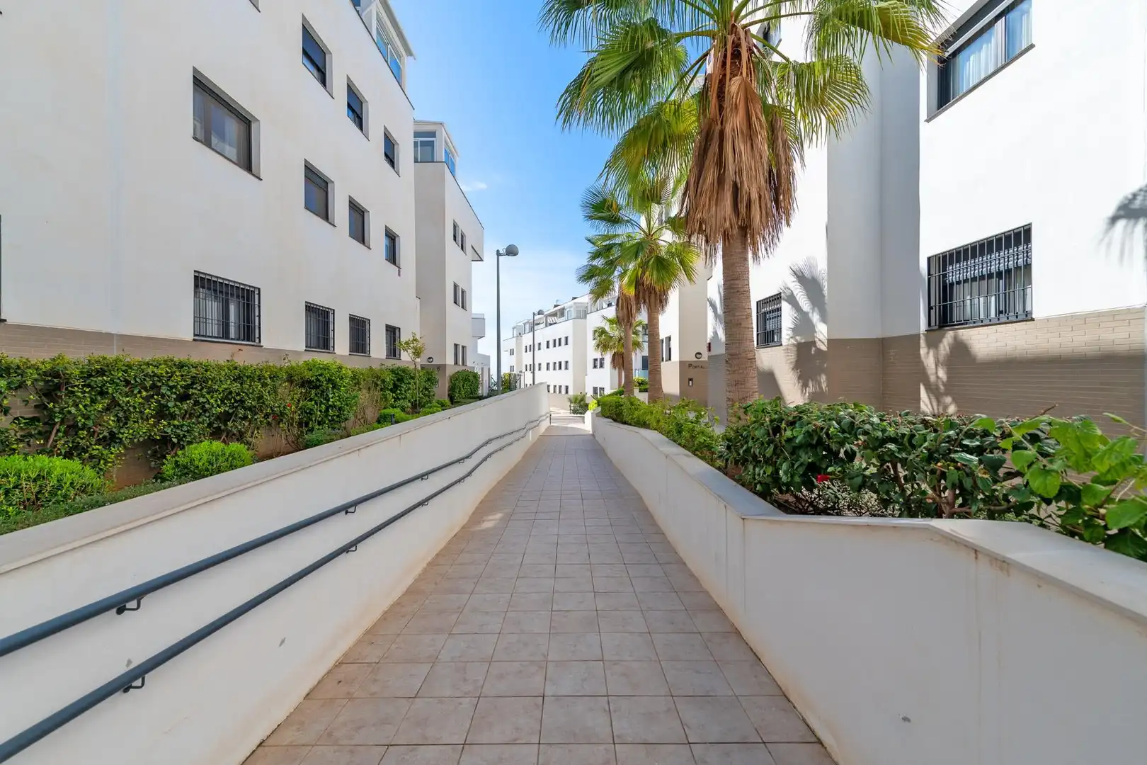 Vista exterior de Ático en venta en Rincón de la Victoria con Terraza, Trastero y Piscina comunitaria