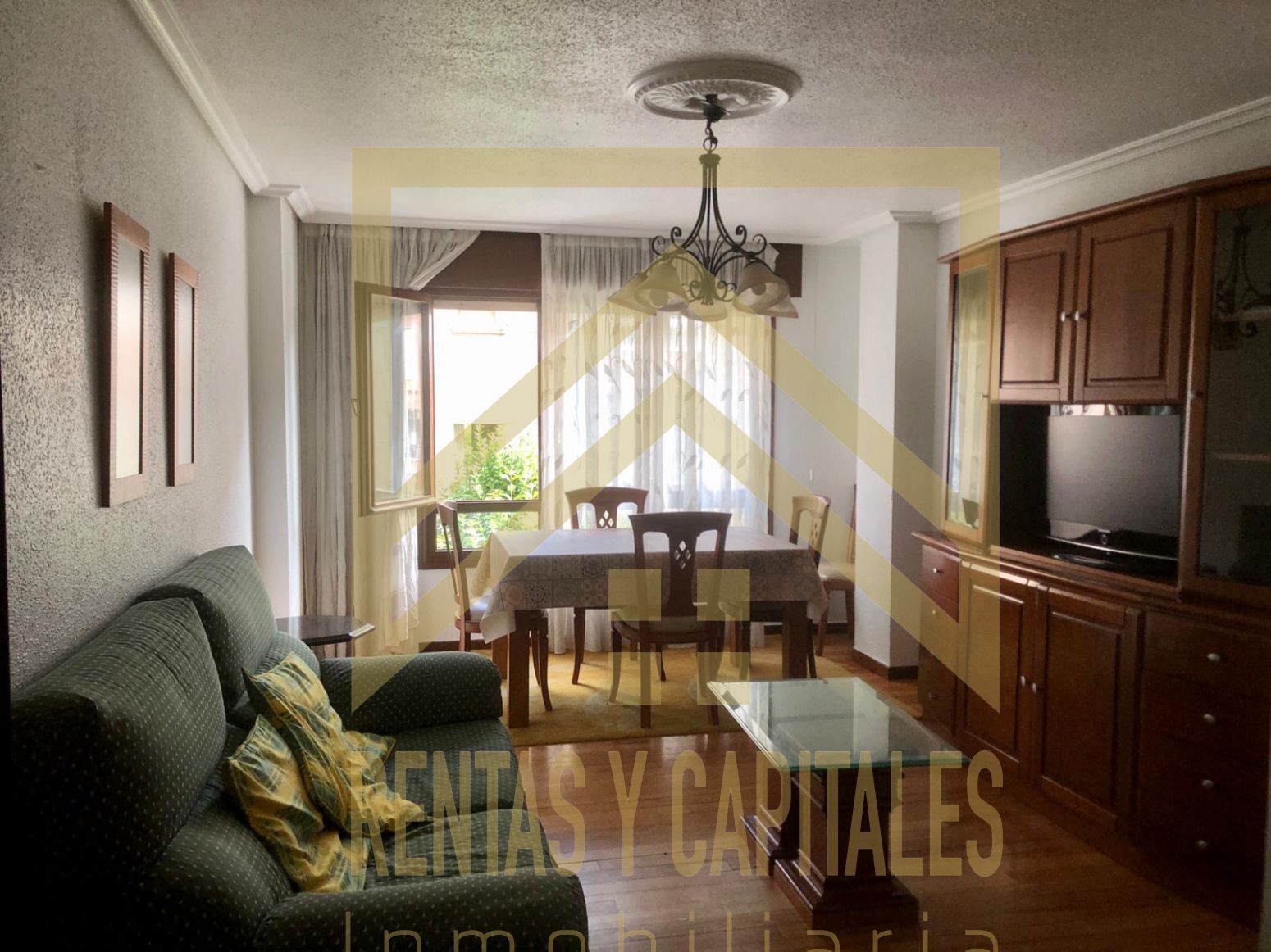 Sala d'estar de Pis de lloguer en Santander amb Calefacció, Parquet i Moblat