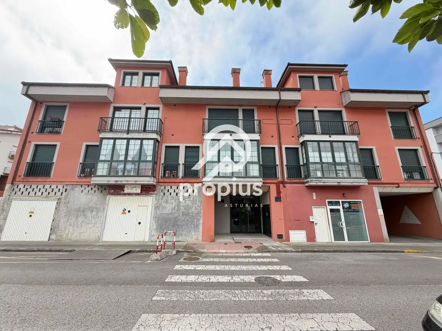 Vista exterior de Piso en venta en Soto del Barco con Calefacción, Trastero y Amueblado