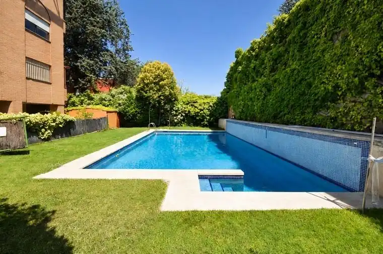 Piscina de Dúplex de lloguer en Madrid amb Calefacció, Jardí privat i Piscina comunitària