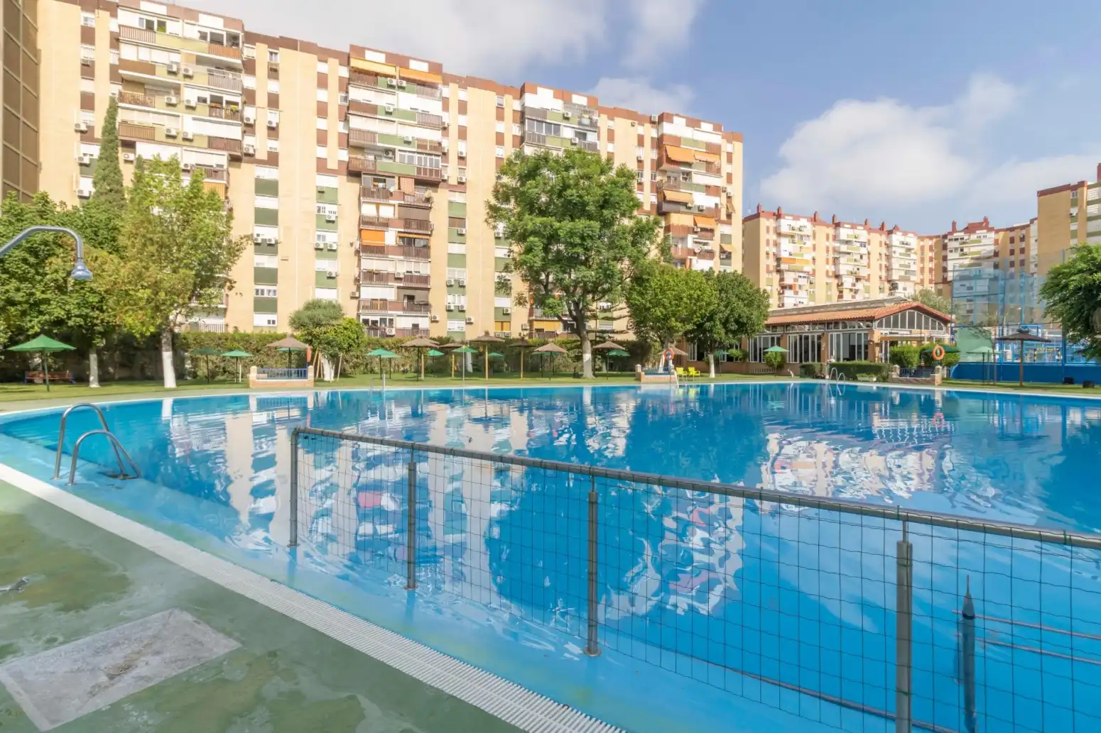 Piscina de Piso en venta en Sevilla con Aire acondicionado, Jardín privado y Piscina