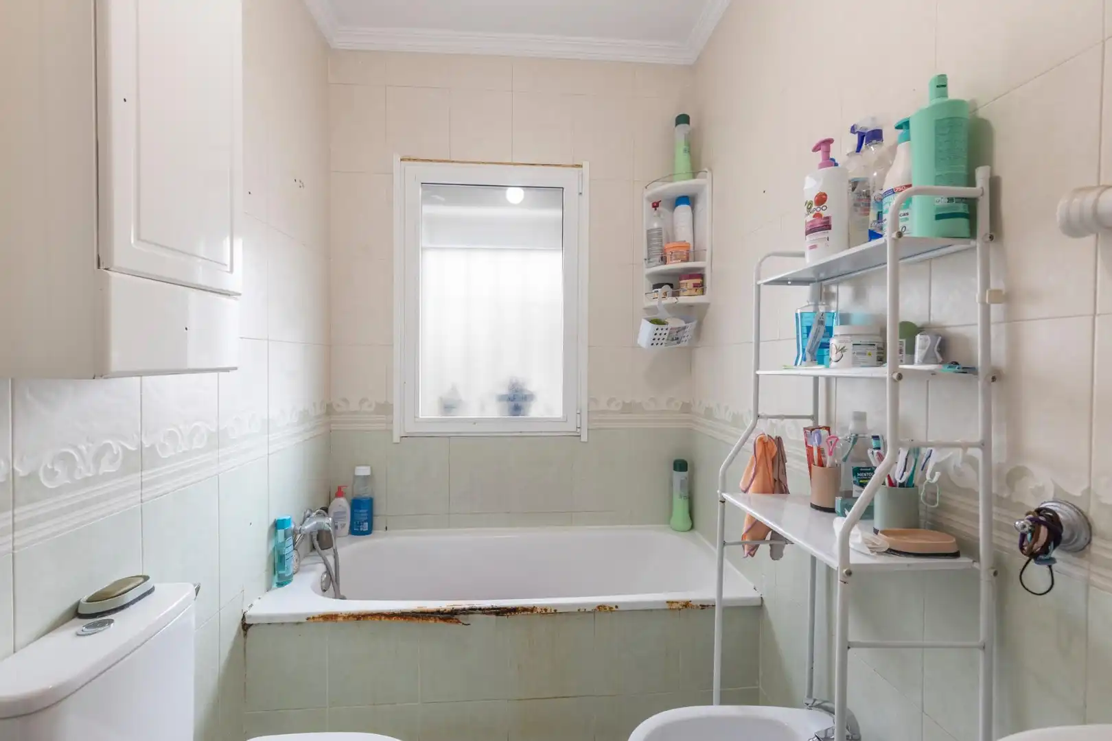 Badezimmer von Einfamilien-Reihenhaus zum Verkauf in Atarfe mit Klimaanlage, Heizung und Privatgarten