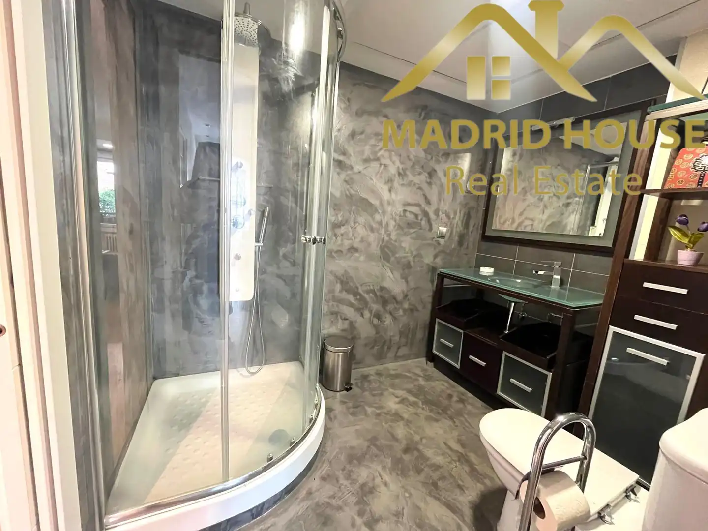Badezimmer von Wohnung zum Verkauf in Madrid mit Klimaanlage, Heizung und Möbliert