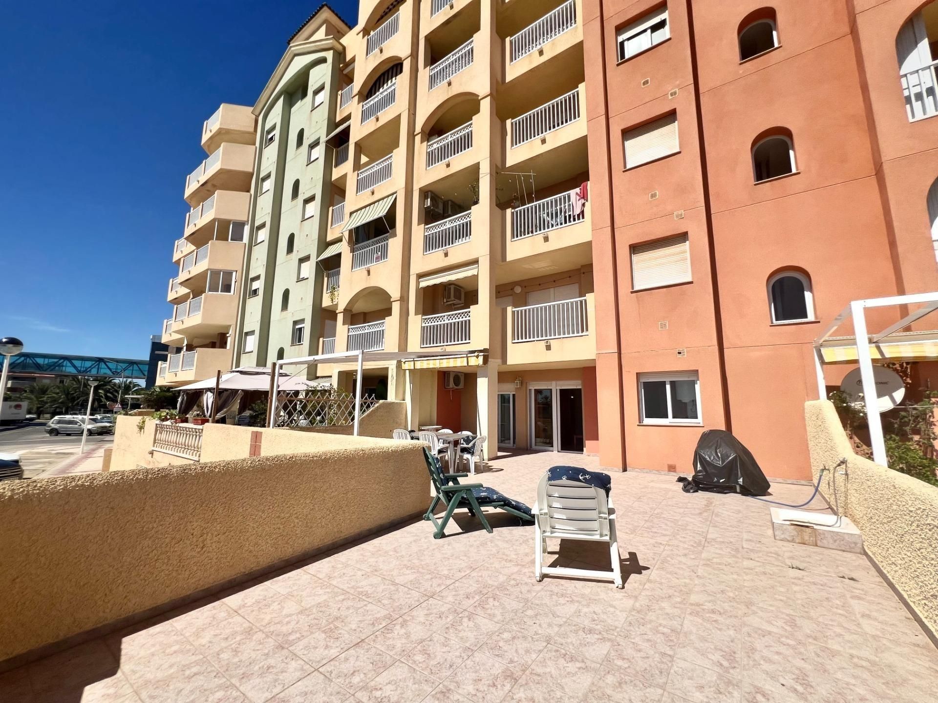 Vista exterior de Apartament en venda en La Manga del Mar Menor amb Aire condicionat, Jardí privat i Terrassa