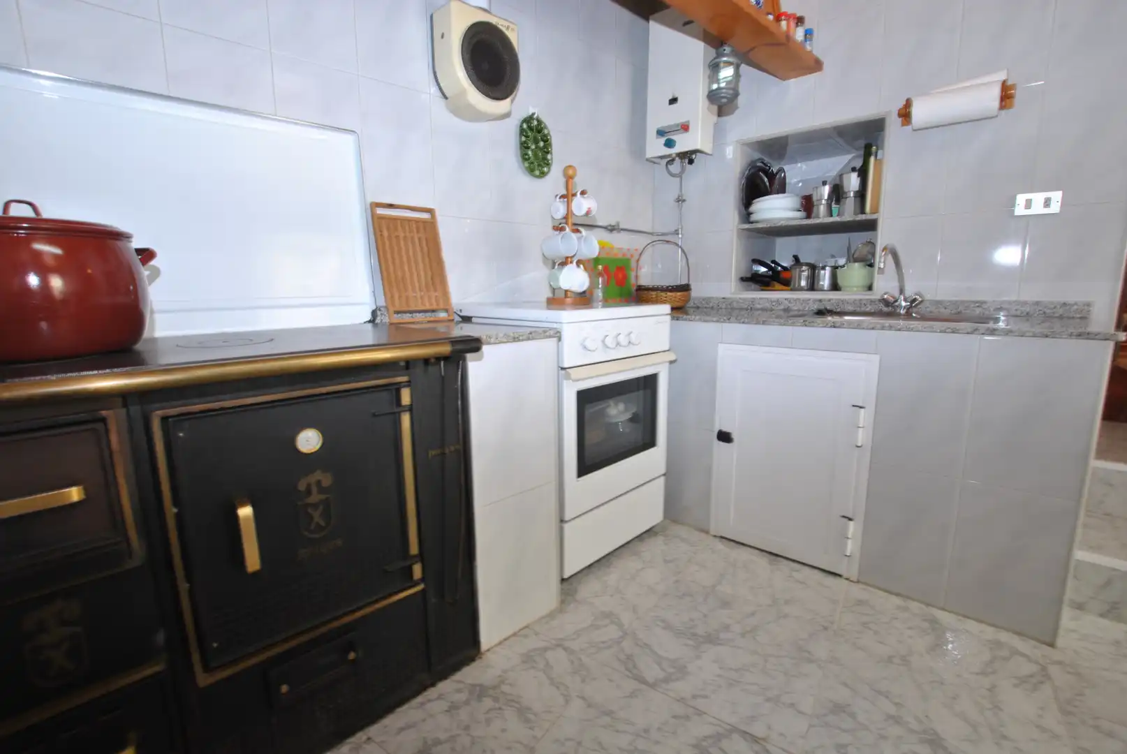 Cocina de Casa adosada en venta en A Arnoia con Terraza, Trastero y Horno