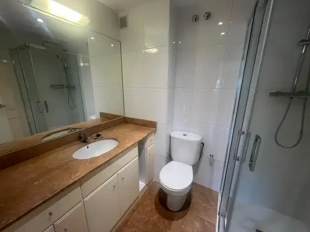Badezimmer von Wohnung zur Miete in Sant Cugat del Vallès mit Klimaanlage, Heizung und Parkett