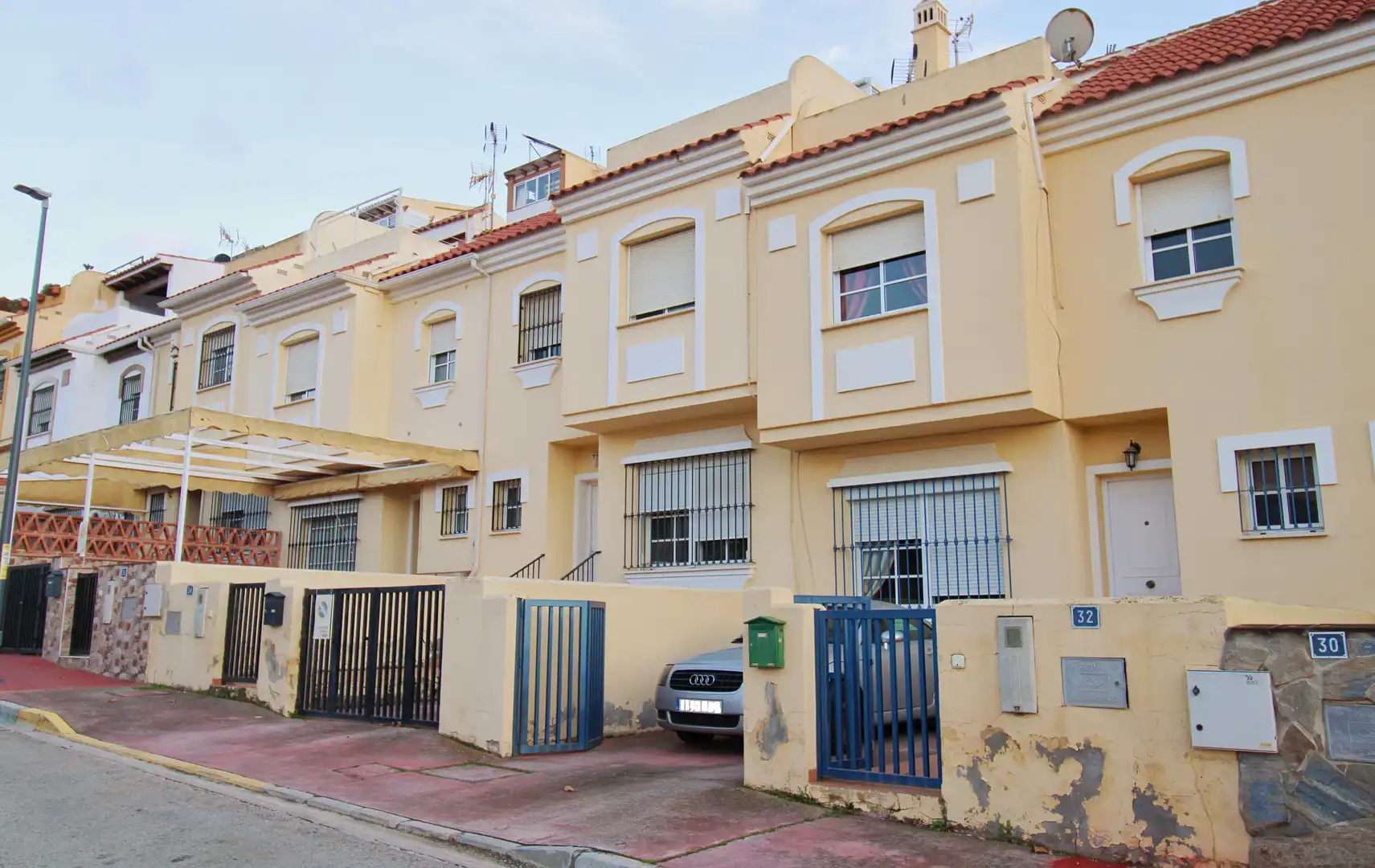 Vista exterior de Casa adosada en venda en Cártama amb Aire condicionat, Terrassa i Piscina comunitària