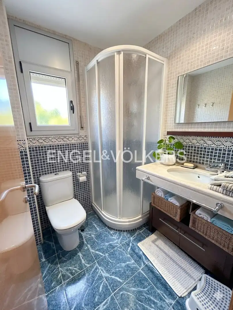 Baño de Piso en venta en Cubelles con Aire acondicionado, Calefacción y Jardín privado