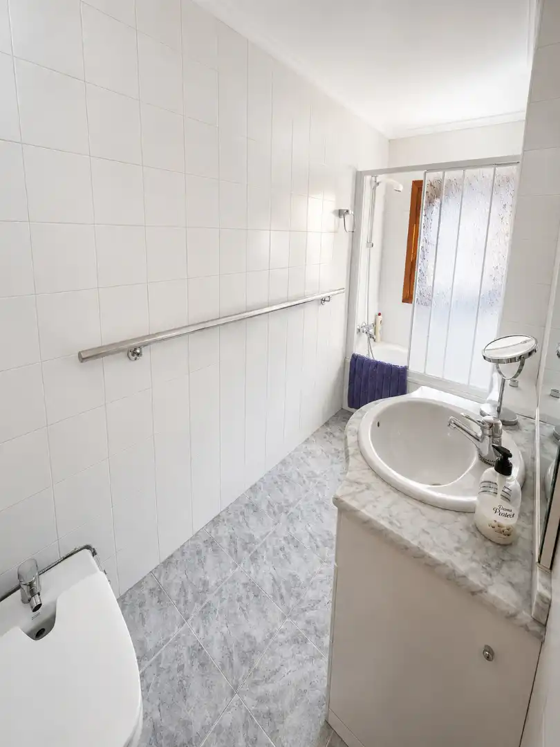 Bany de Casa o xalet en venda en Salas amb Jardí privat, Traster i Moblat