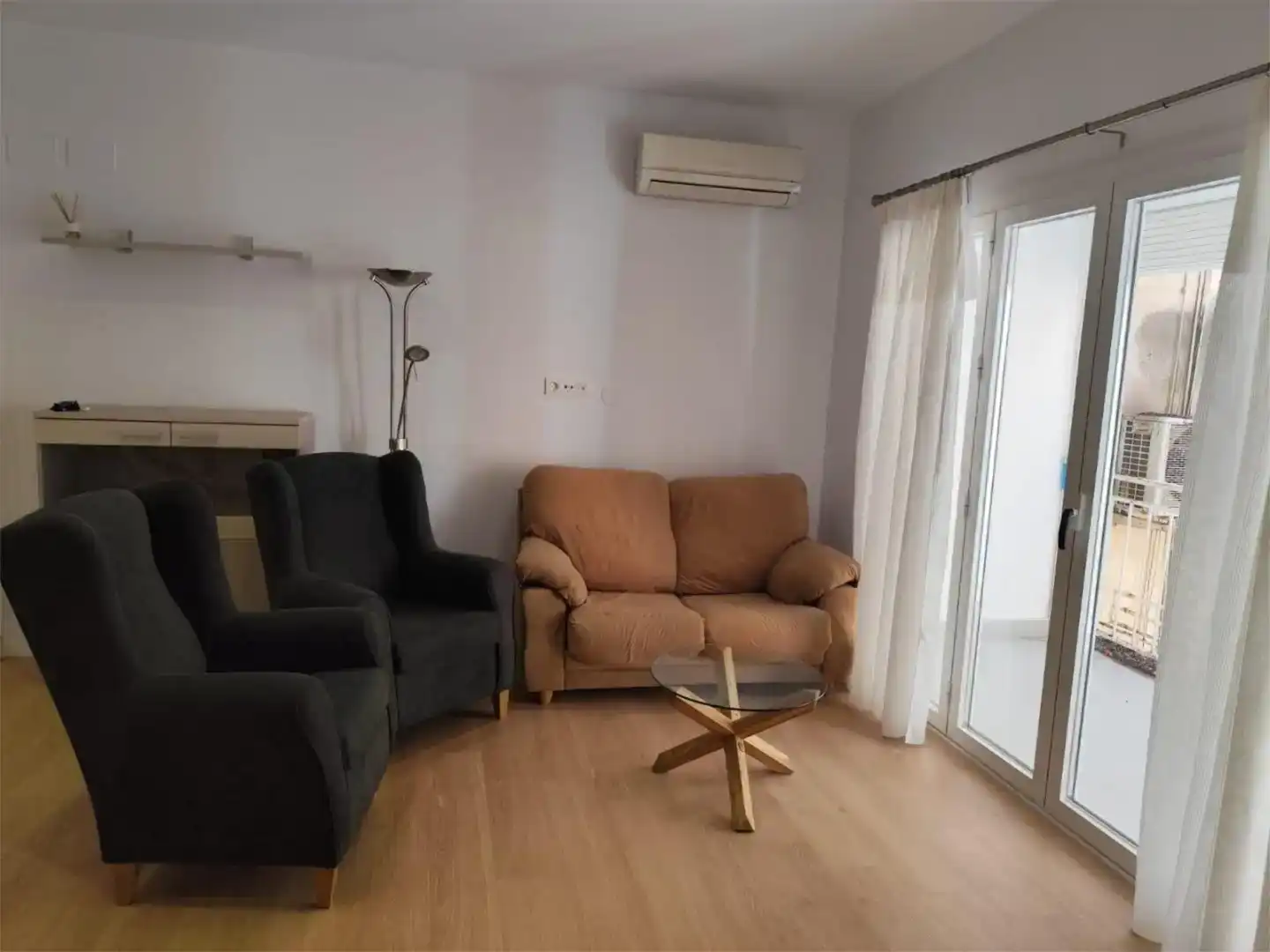 Living room of Flat for rent in  Granada Capital  with Air Conditioner and Balcony