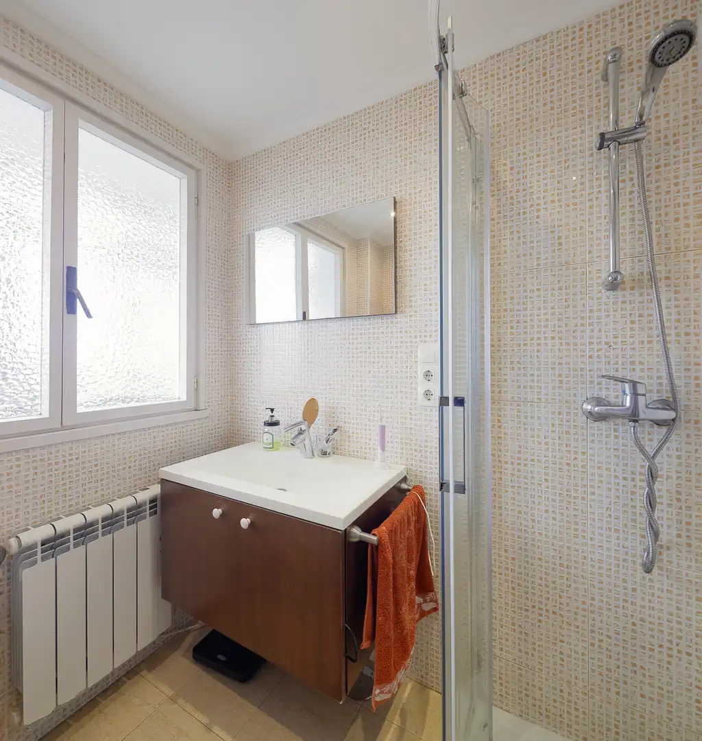 Bany de Àtic en venda en Gijón  amb Calefacció, Parquet i Terrassa