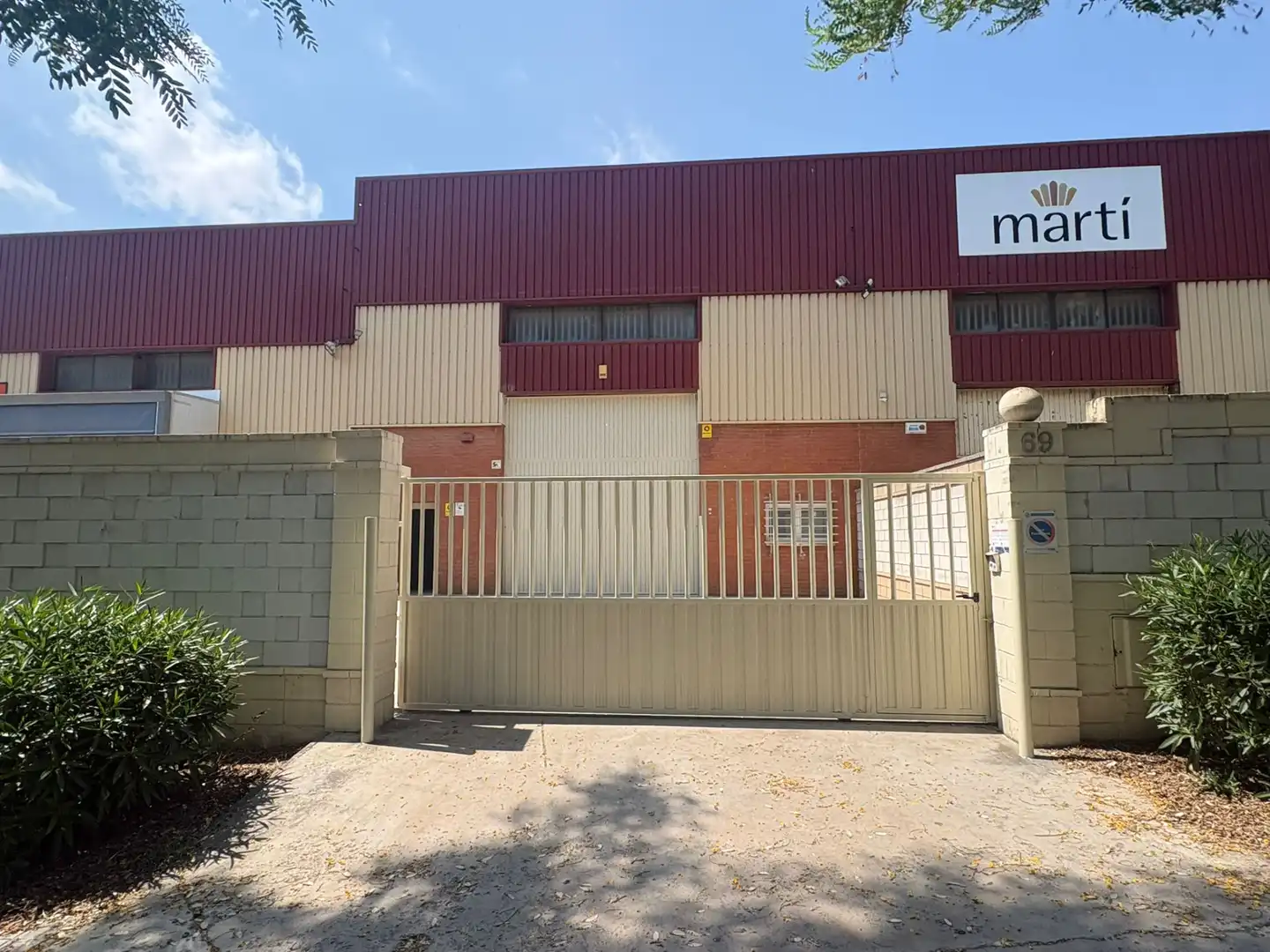 Außenansicht von Fabrikhallen zur Miete in Badalona mit Heizung und Alarm