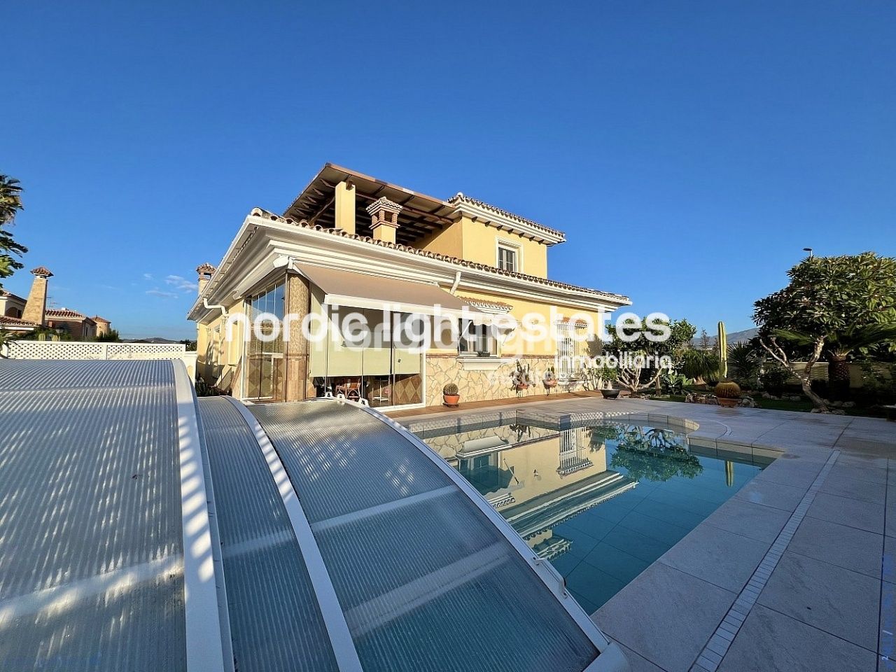 Exterior view of House or chalet for sale in Vélez-Málaga  with Air Conditioner, Terrace and Storage room
