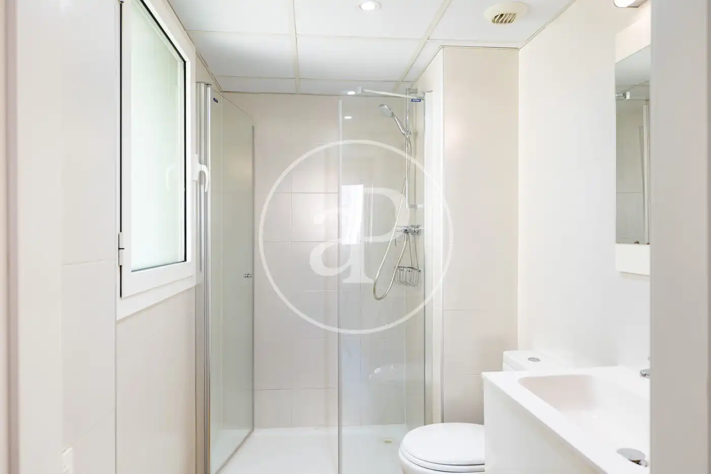 Baño de Piso en venta en Barcelona con Aire acondicionado, Calefacción y Piscina comunitaria